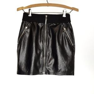 Wilfred | Aritzia Edie Vegan Leather Mini Skirt 2 Black